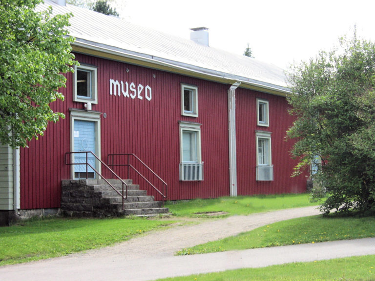 Punainen museorakennus