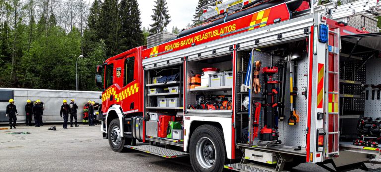 Kuvassa Pohjois-Savon pelastuslaitoksen paloauto.