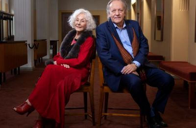 Nainen ja mies istumassa