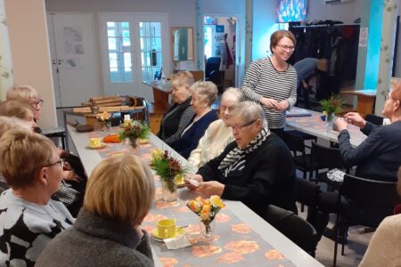 Ikäihmisiä kahvipöydässä