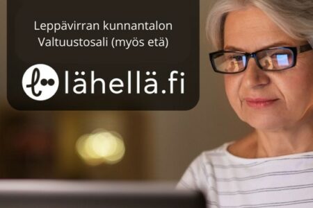 Nainen tietokoneen äärellä