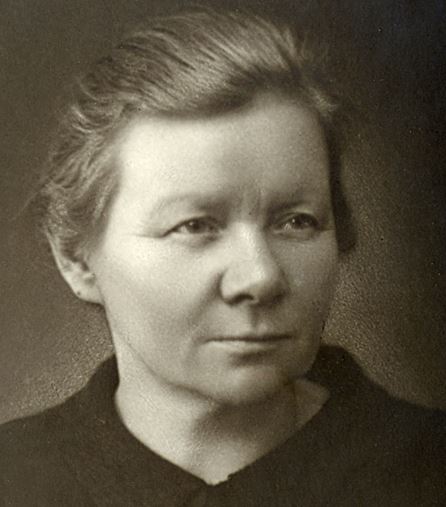 mustavalkoinen kasvokuva naisesta